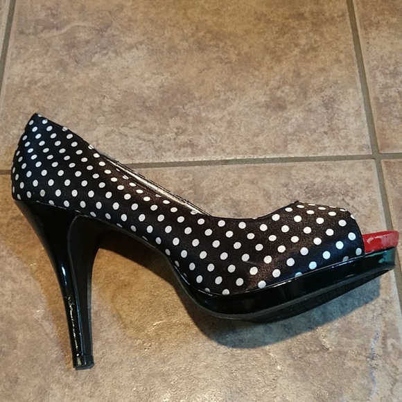 Polka dot high heels. - Picture 2 of 3